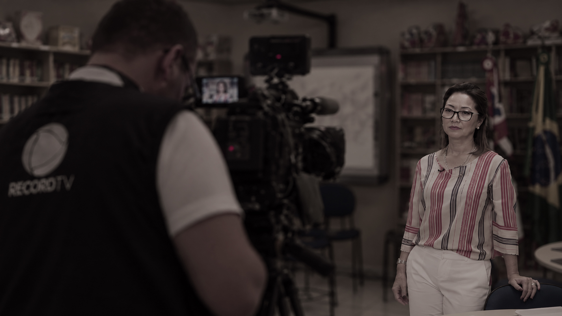 Dra. Regina Suguihara durante uma gravação de entrevista